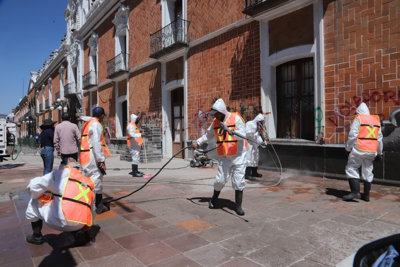 Inician trabajos de limpieza por pintas realizadas en Palacio de Gobierno